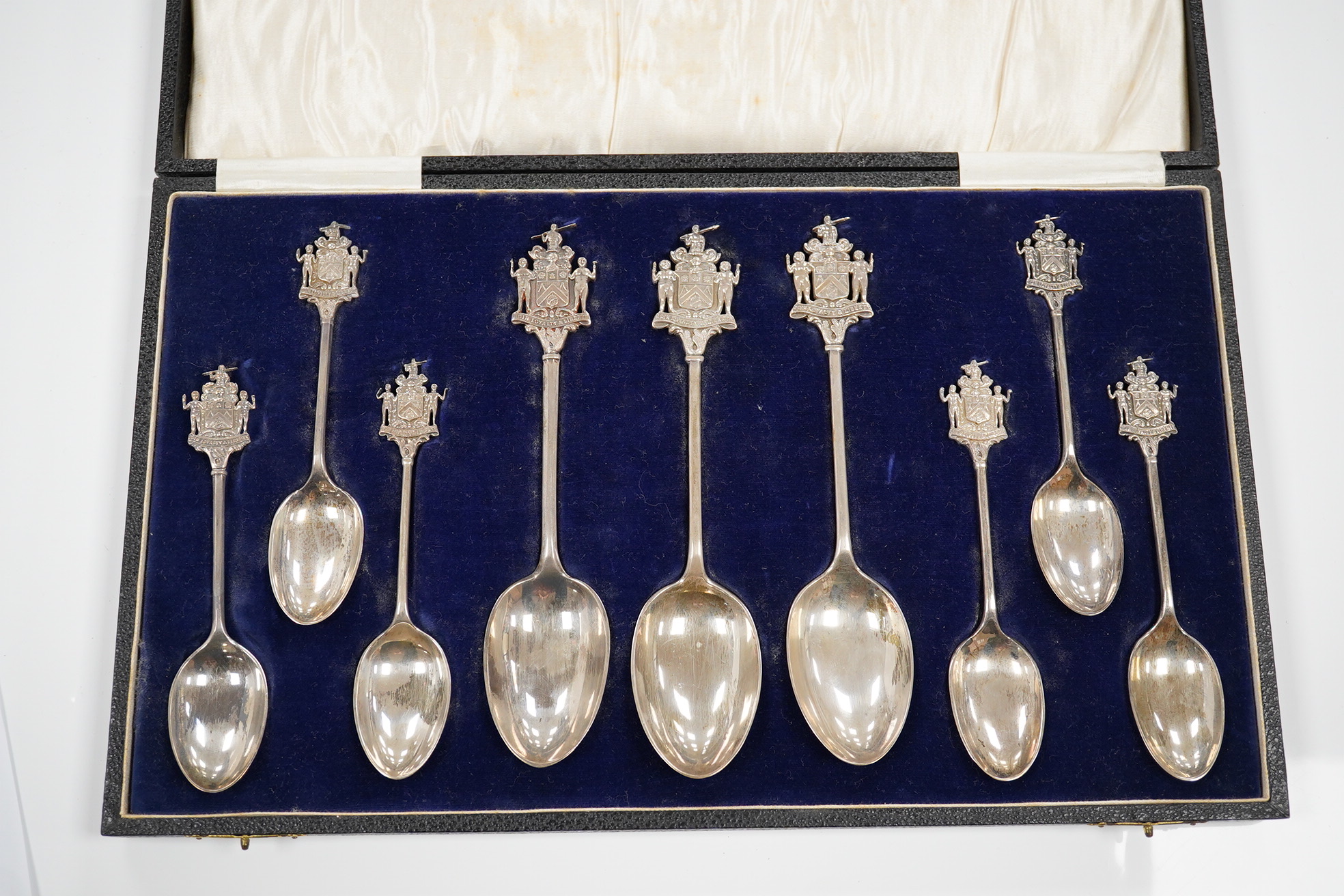 A cased set of George V silver spoons, the terminals with the crest of The Worshipful Company of Joiners and Ceilers, of two different sizes, 17.1cm and 12.9cm, various dates and makers including Elkington & Co, 11.4oz.